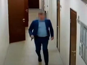 В Иркутске попавшийся на взятке чиновник пытался убежать при появлении силовиков