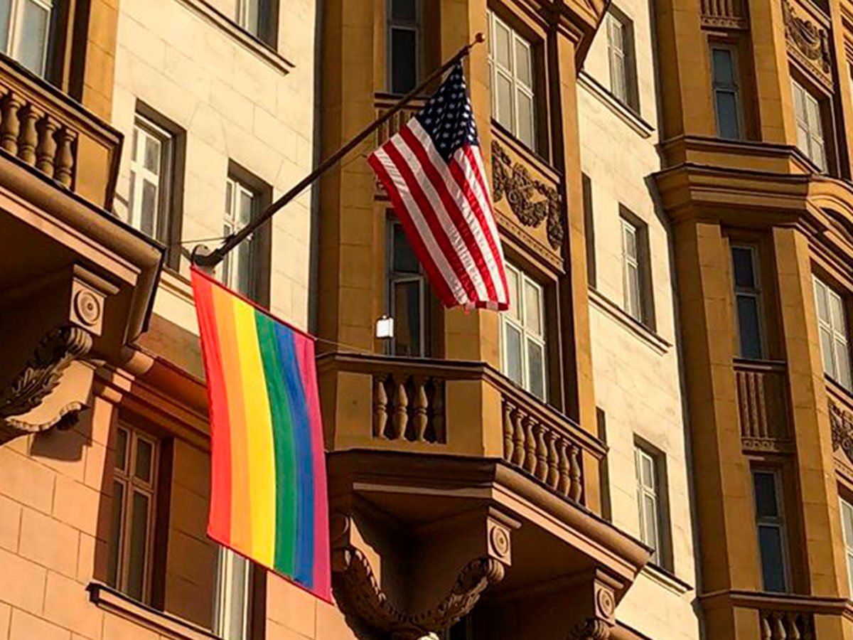 На здании посольства США в Москве вывесили ЛГБТ-флаг