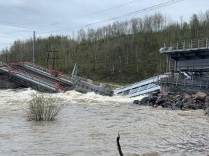 Железнодорожный мост рухнул под Мурманском