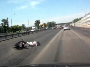 Авария мотоциклистки в Москве