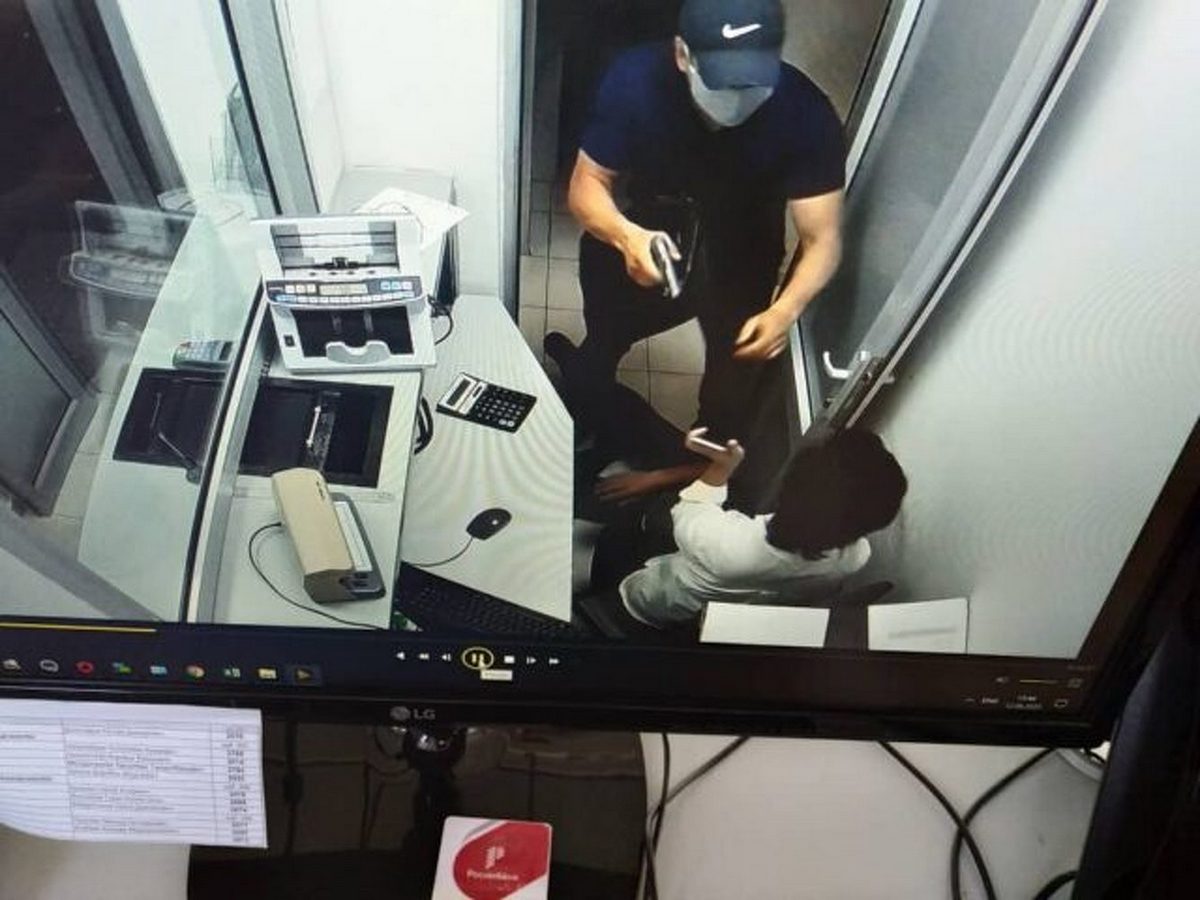 Ограбление банка в Кыргызстане попало на видео