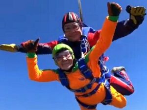 Россиянка отпраздновала 80-летие, прыгнув с парашютом
