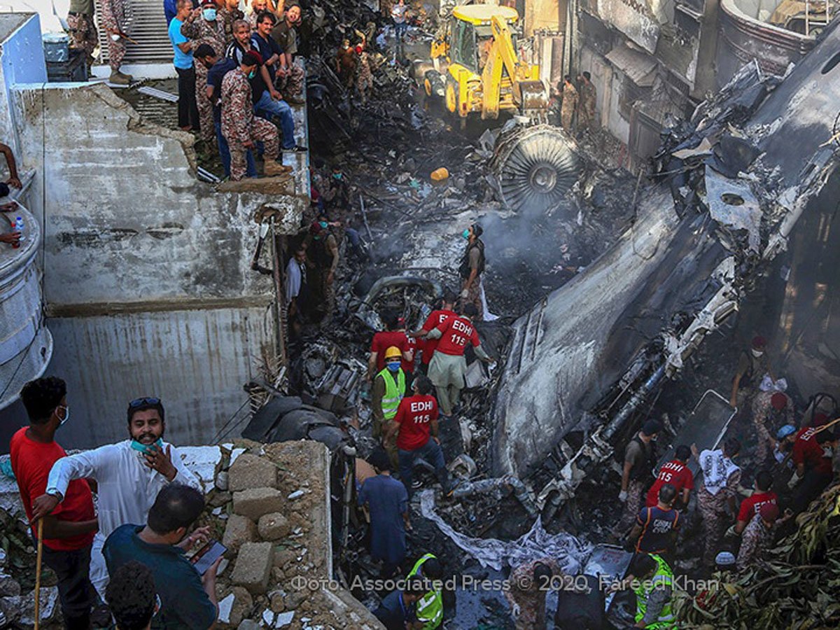 Пилоты рухнувшего на жилые дома в Пакистане пассажирского самолета обсуждали коронавирус, не слушая диспетчера