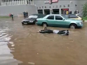 Житель Подмосковья устроил заплыв по затопленной улице