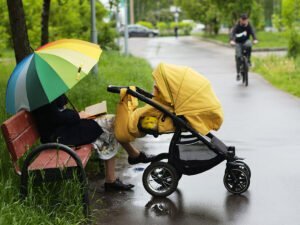 Два прожиточных минимума: российским матерям-одиночкам просят пособие