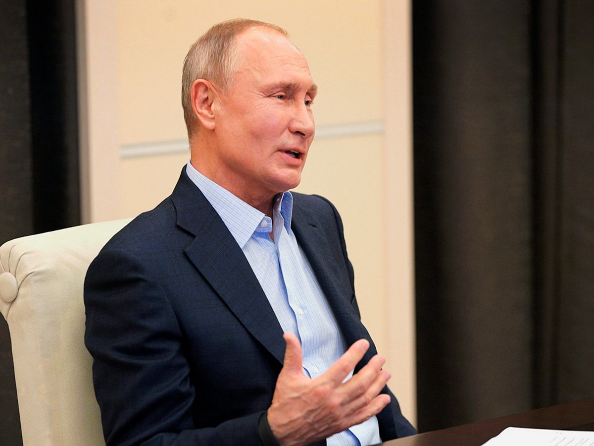 Путин постучал кулаком во время совещания