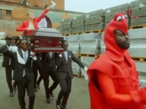 Видео Ксении Собчак в гробу