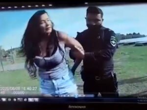 В Сургуте полицейский задержал женщину, встав коленом на ее шею