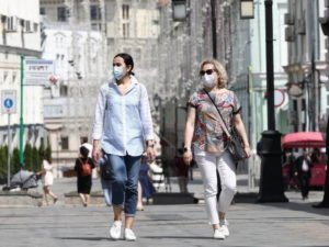 Россиян обяжут ходить в масках до осени