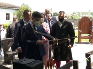 Пострелявшего в кабана Зеленского высмеяли в Сети