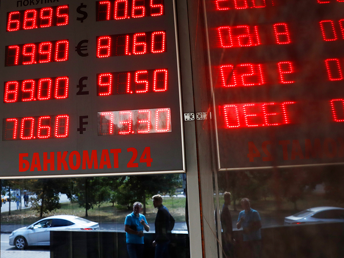 Рубль проигнорировал снижение ставки ЦБ