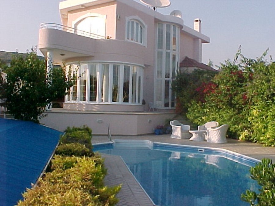 Звездные владения: как российские знаменитости обосновались за границей