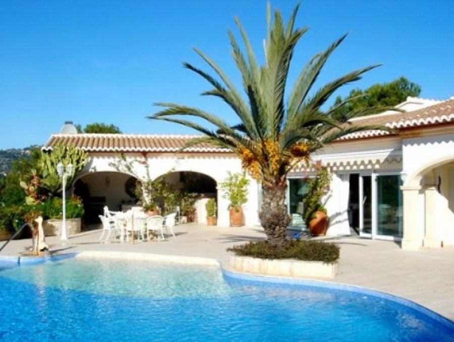 Звездные владения: как российские знаменитости обосновались за границей