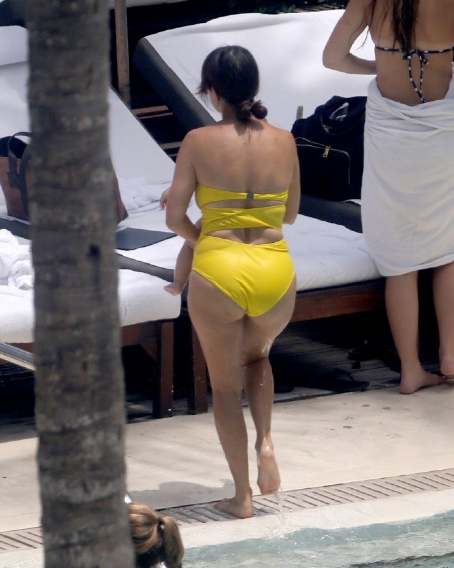 Самые скандальные фото звезд в бикини, снятые папарацци