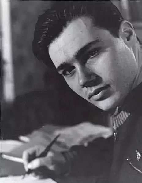 15 фото отечественных знаменитостей в молодости