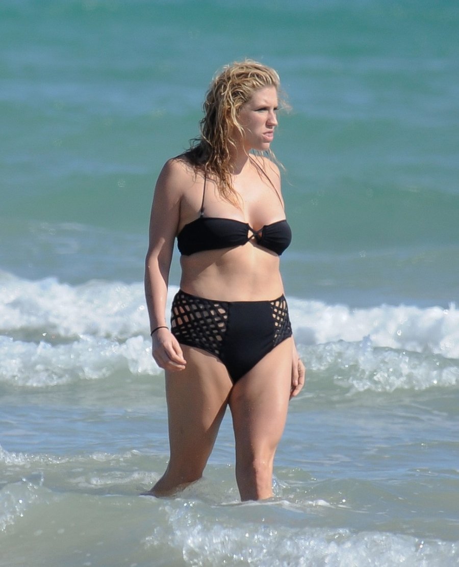 Самые скандальные фото звезд в бикини, снятые папарацци