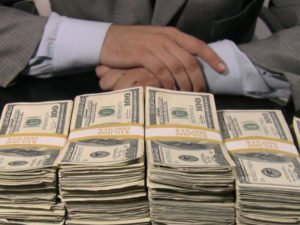 Миллионеры попросили поднять им налоги ради борьбы с коронавирусом