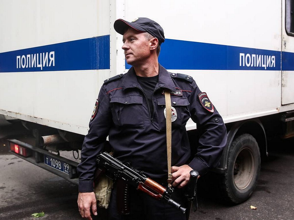 На Западе столицы москвичка забаррикадировалась в квартире и угрожает убить детей