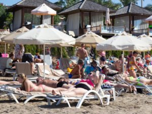 Специалисты посчитали стоимость отдыха в августе 2020