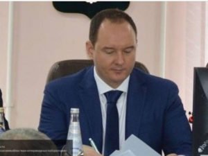 Российского чиновника, обвиняемого в растлении, оставили под домашним арестом