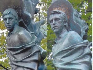 Садальский наехал на Никиту Высоцкого из-за отрезанной головы памятника отца