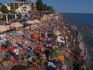 Жительница переполненного Сочи рассказала, что происходит на курорте