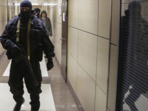 В московском офисе Фонда борьбы с коррупцией проводят обыски, Навального не выпускают за рубеж