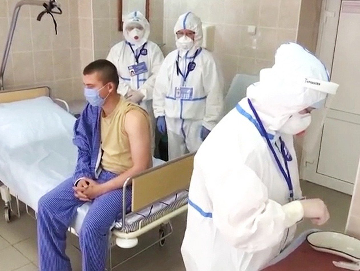 Россияне, испытавшие вакцину от COVID-19, рассказали об ощущениях