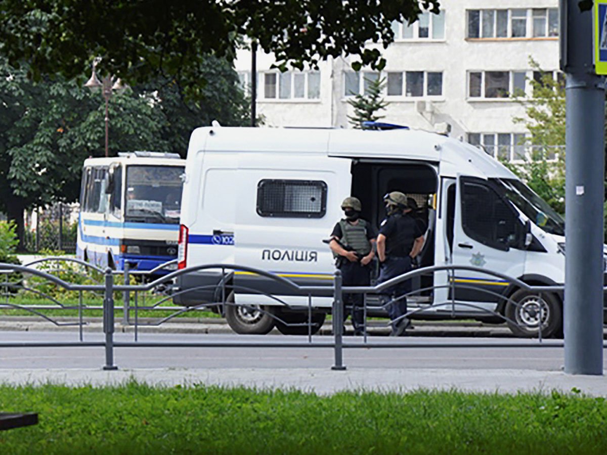 Взявший заложников в Луцке стрелял по полиции и бросил гранату
