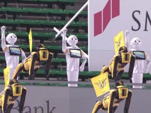 Танцующие роботы заменили болельщиков на бейсбольном матче