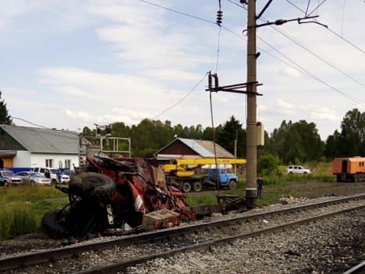 Пожарная машина протаранила поезд, есть жертвы: момент столкновения попал на видео