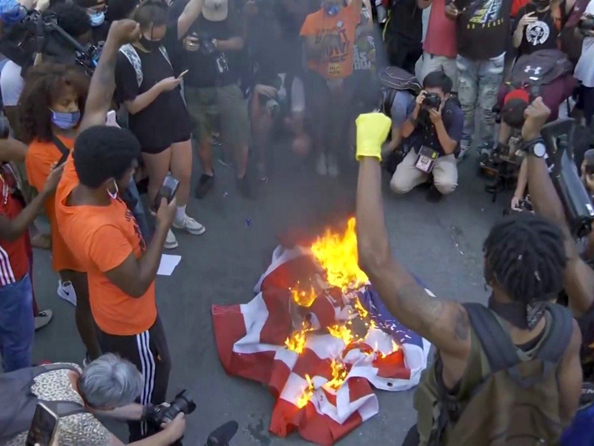 Протестующие сожгли флаг США