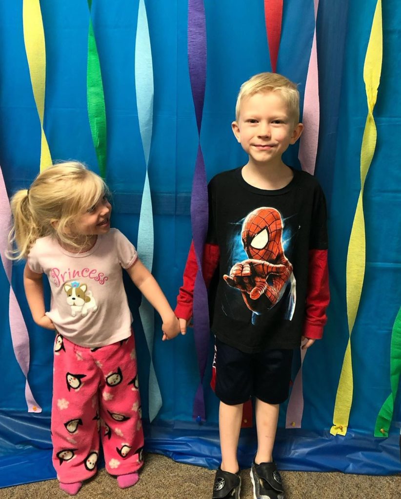 Мальчик с 90 швами, спасший сестру от пса, стал звездой в Instagram