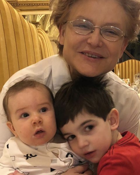 Елена Малышева с внуками