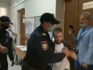 В Петербурге на избирательном участке полицейский напал на корреспондента «Медиазоны». Журналисту сломали руку