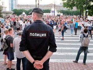 На митинге в Хабаровске изъяли ножи и топор