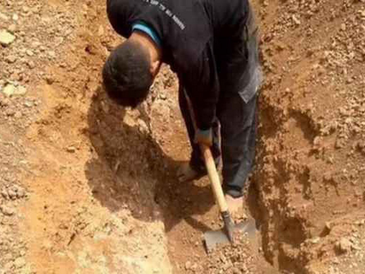 В Свердловской области умершего от коронавируса пытались выкопать из могилы