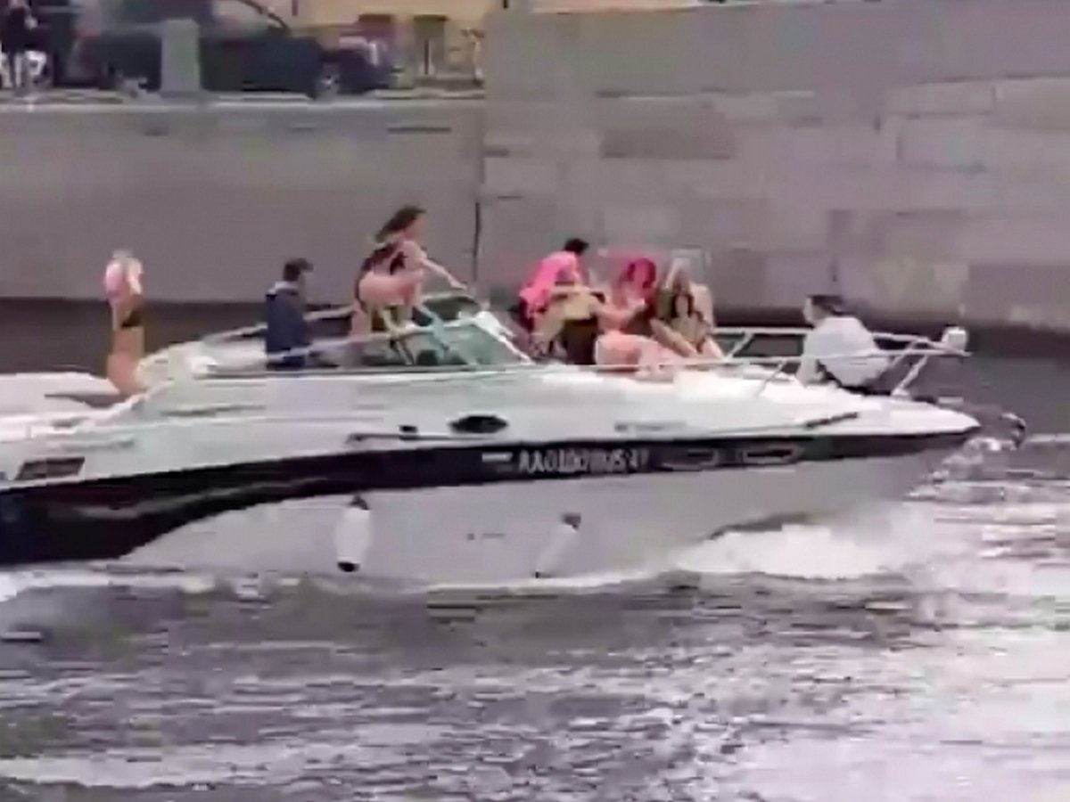 Пассажирка катера ударилась головой о мост в Петербурге
