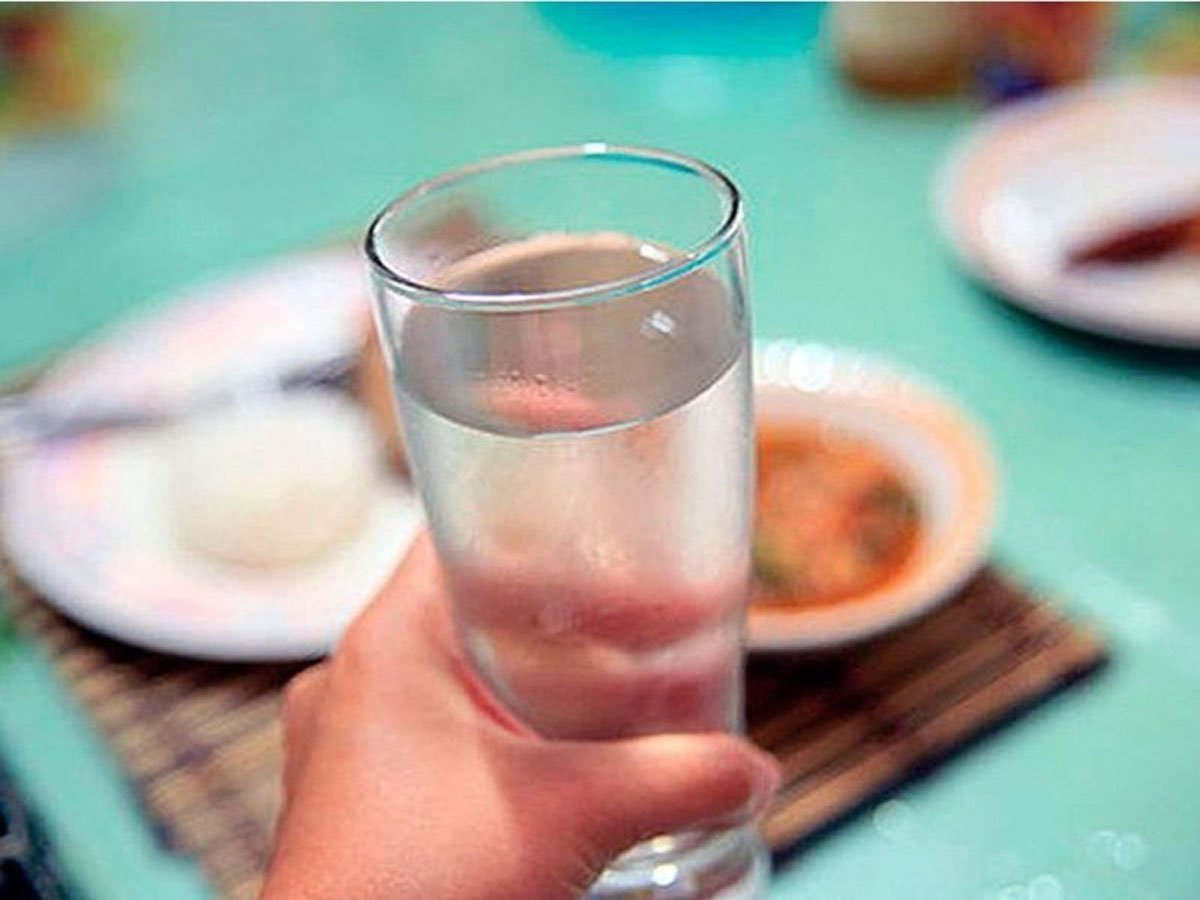 Можно запивать водой во время еды. Стакан воды. Стакан воды и еда. Стакан воды перед едой. Вода перед едой.