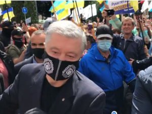 Порошенко по пути в суд разбил камеру журналистов