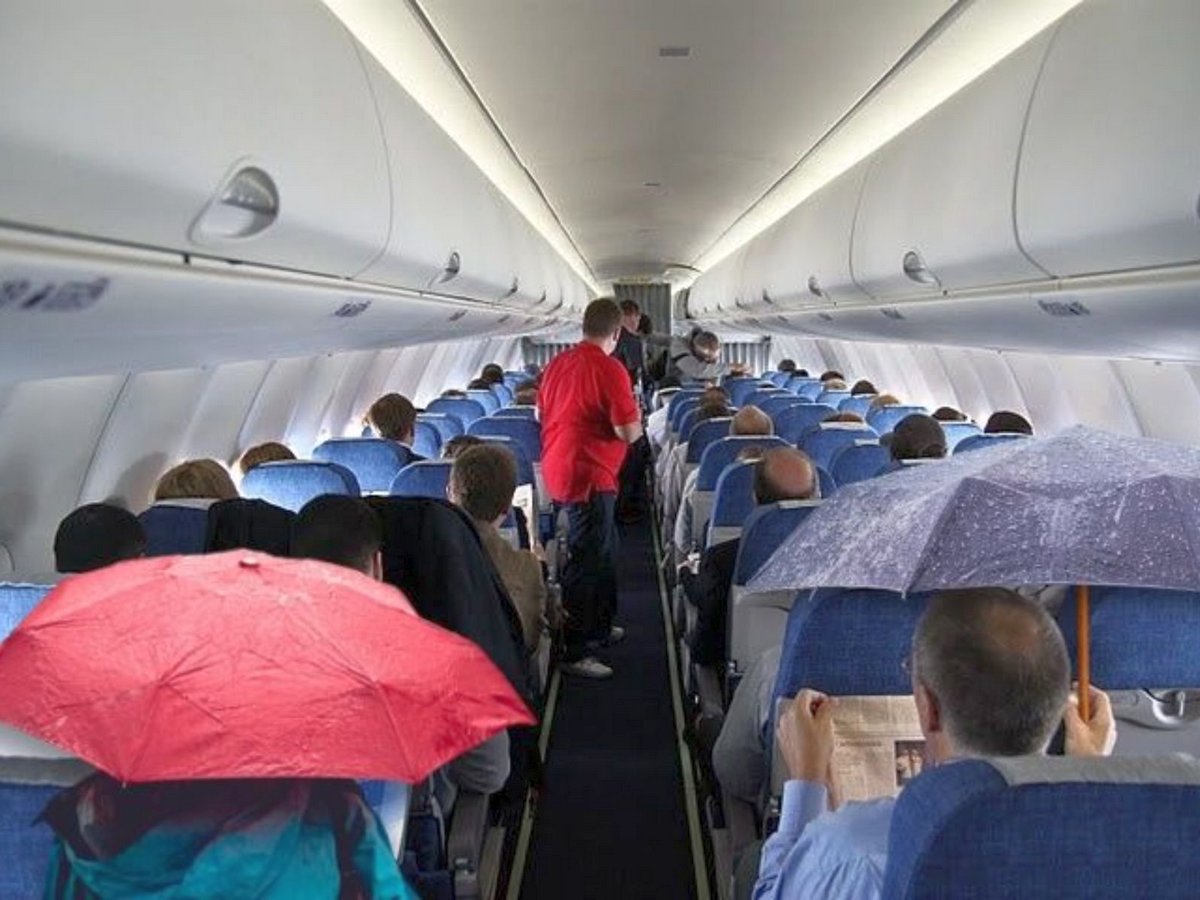 В летящем самолете пошел дождь с потолка