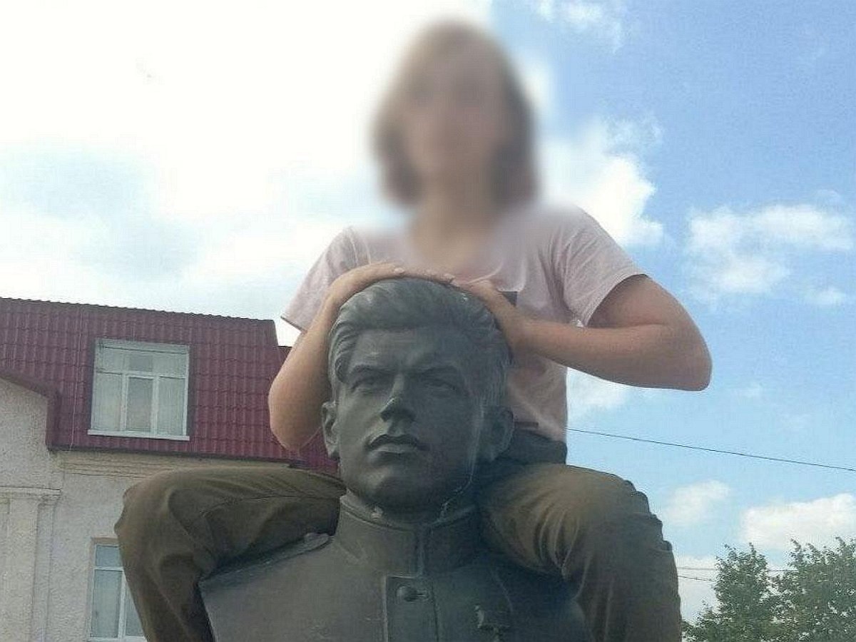 Уральская школьница осквернила бюст Героя СССР, показав ему средний палец
