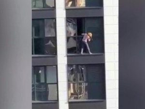 Домохозяйка помыла окна на 17-м этаже без страховки