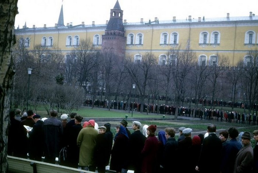 Бункер Гитлера, Кастро на ледяной горке и другие редкие исторические фото