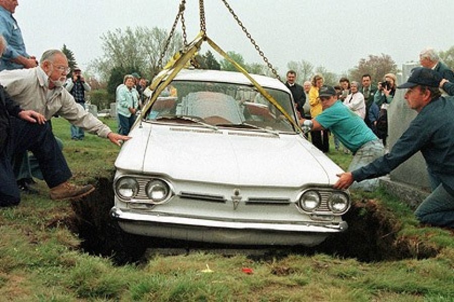 Самые странные и необычные похороны знаменитостей