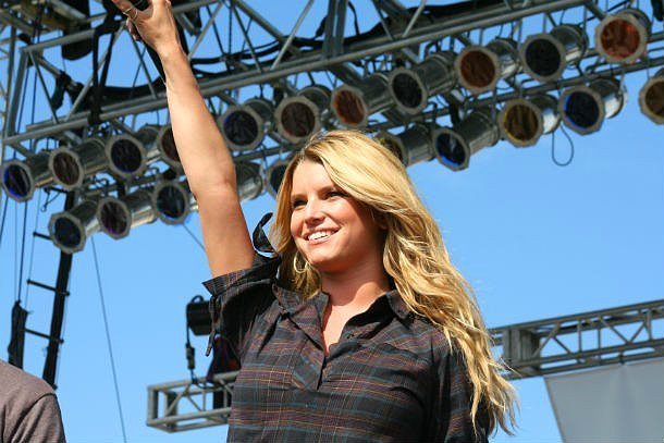 Знаменитые мужчины, которых поймали на измене