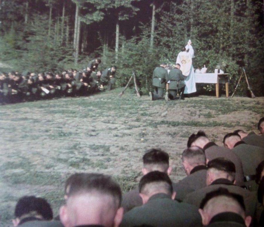 Бункер Гитлера, Кастро на ледяной горке и другие редкие исторические фото