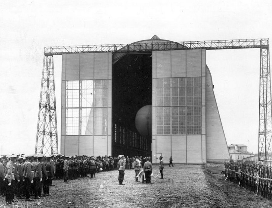 Бункер Гитлера, Кастро на ледяной горке и другие редкие исторические фото