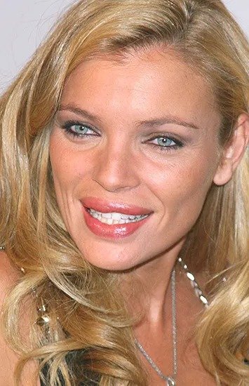 Красота в прошлом: модели, которые испортили свою внешность пластикой