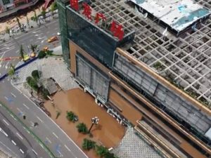 21 авто провалилось под землю на парковке торгового центра в Китае
